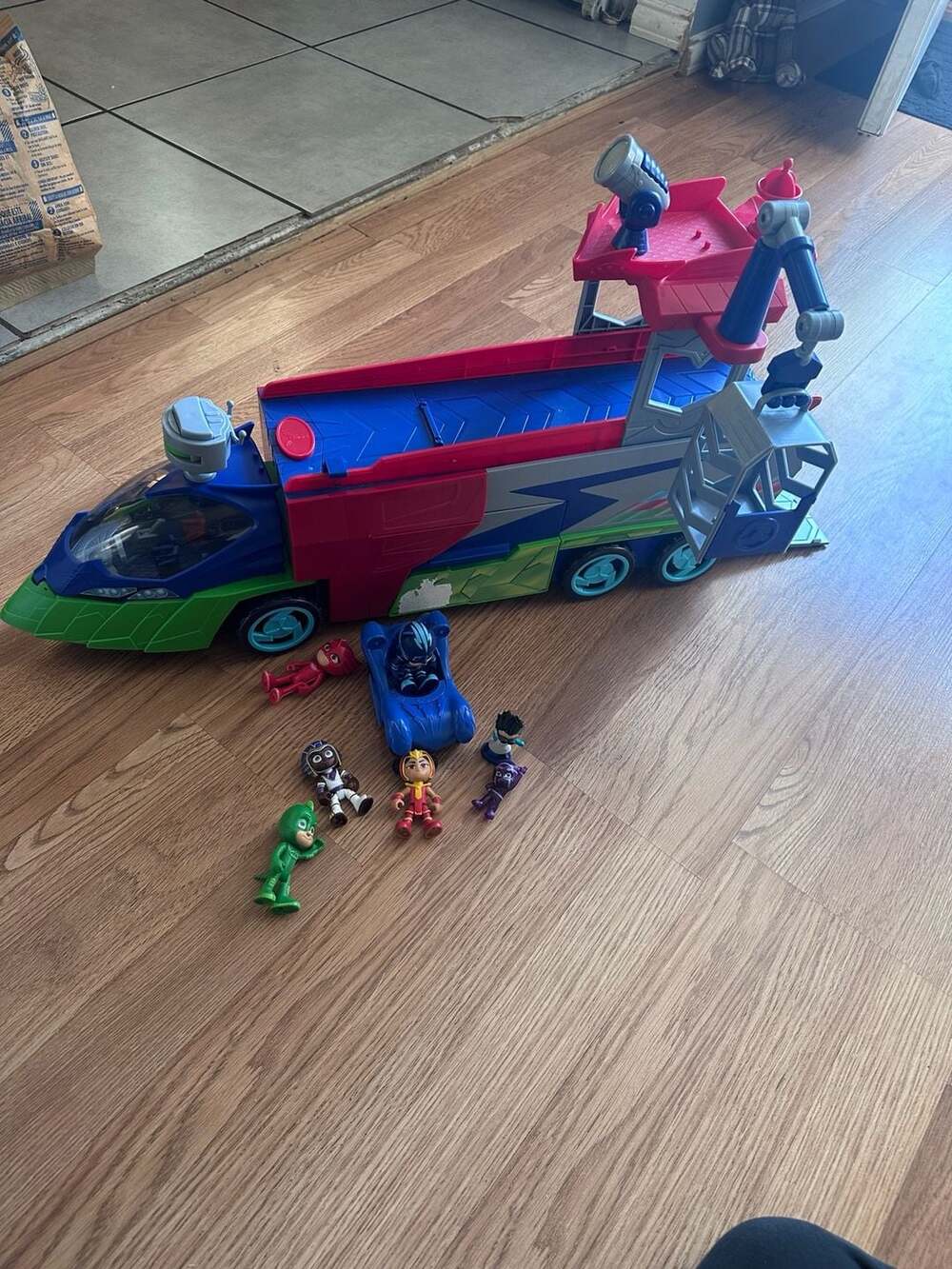 PJ Masks PJ Seeker Transforming Vehicle Playset with Figures